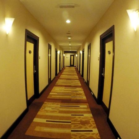 Imperial Palace Hotel Мири Экстерьер фото