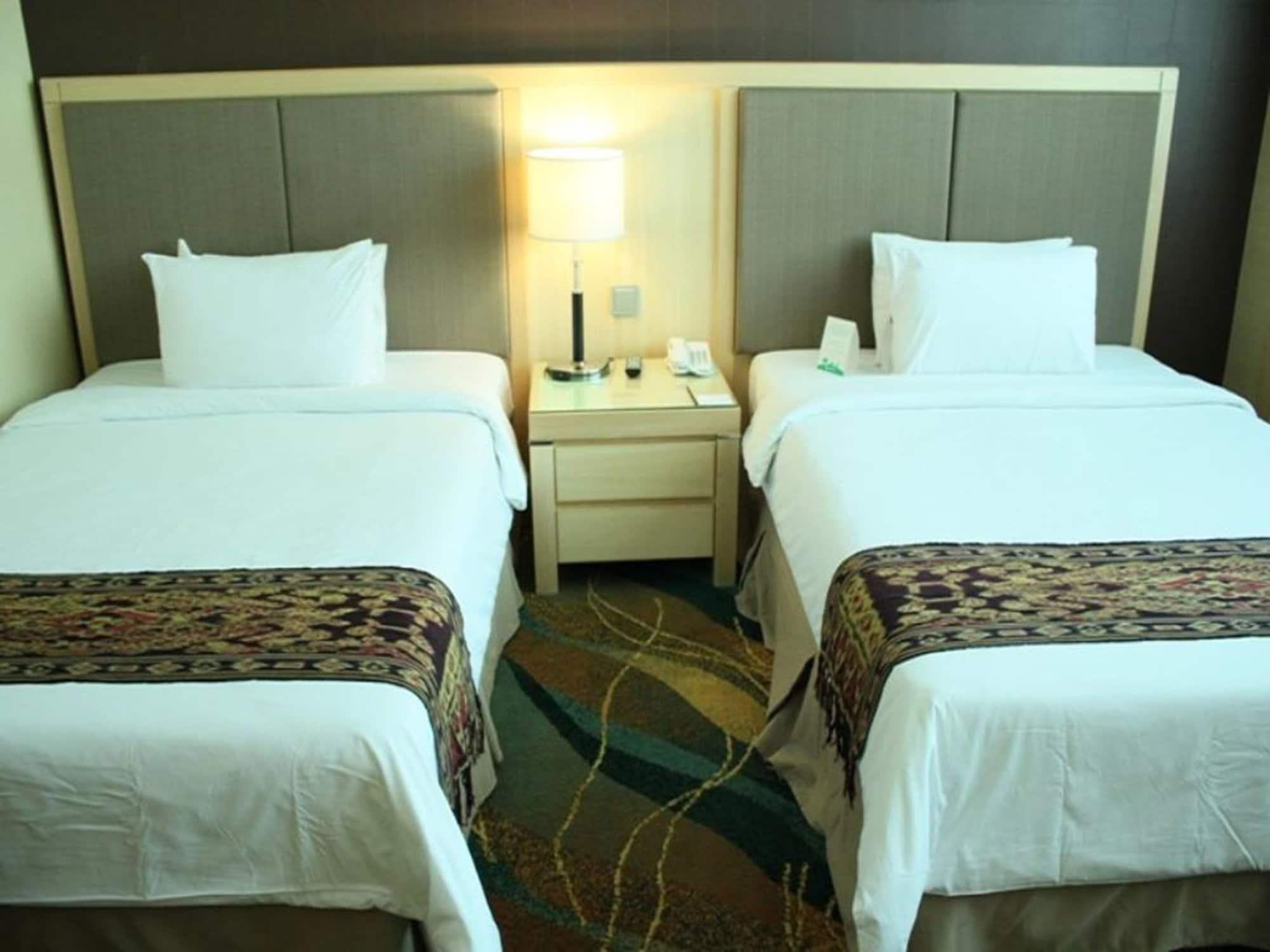 Imperial Palace Hotel Мири Экстерьер фото