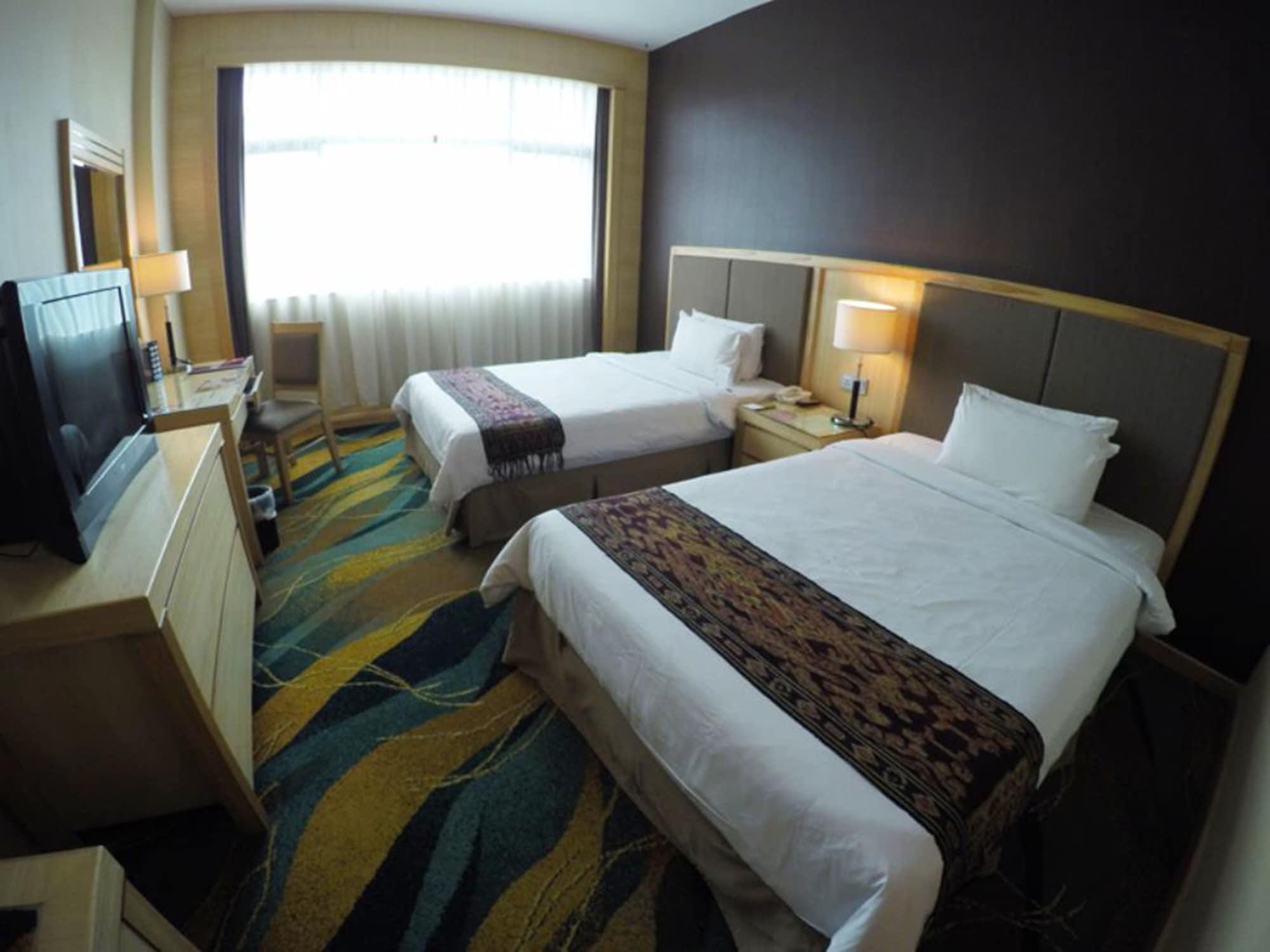 Imperial Palace Hotel Мири Экстерьер фото