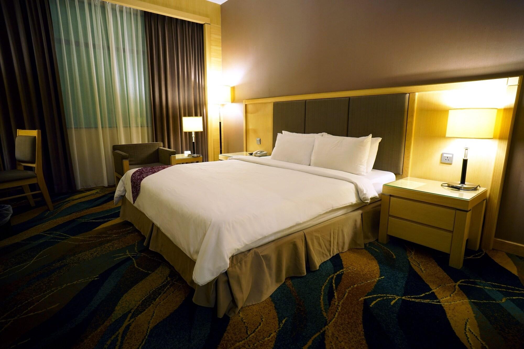 Imperial Palace Hotel Мири Экстерьер фото
