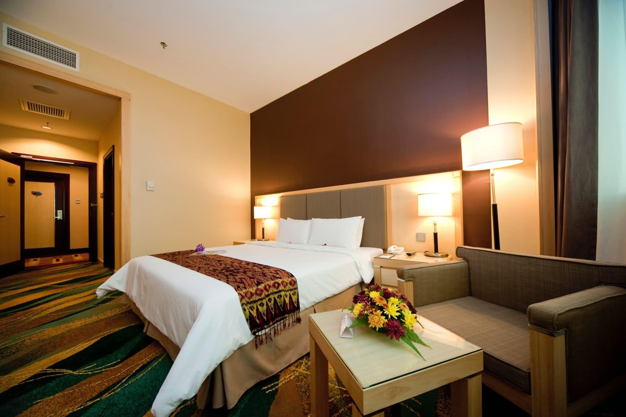 Imperial Palace Hotel Мири Экстерьер фото