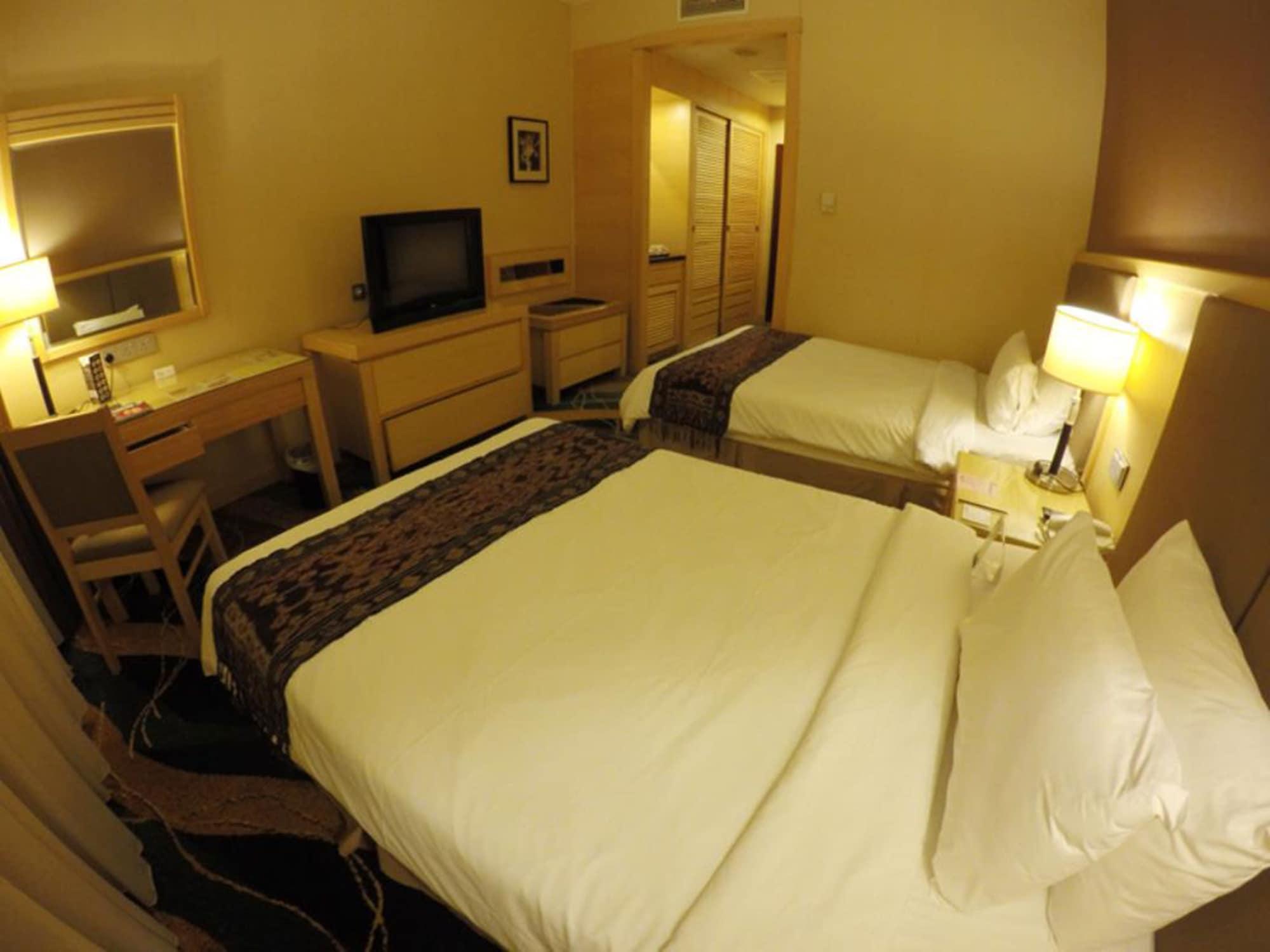 Imperial Palace Hotel Мири Экстерьер фото