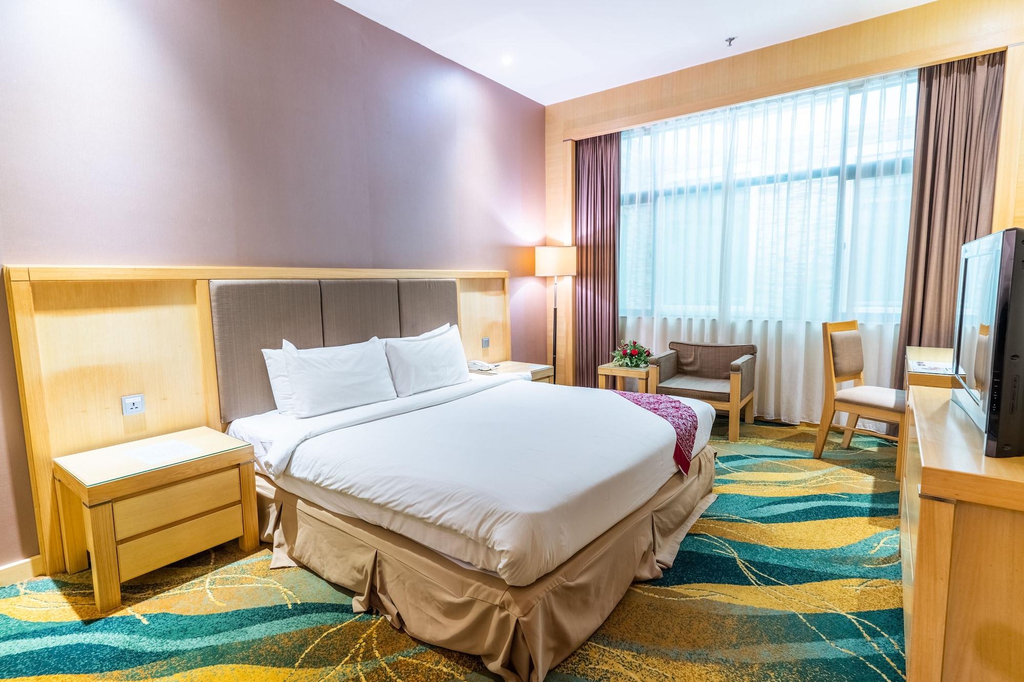Imperial Palace Hotel Мири Экстерьер фото