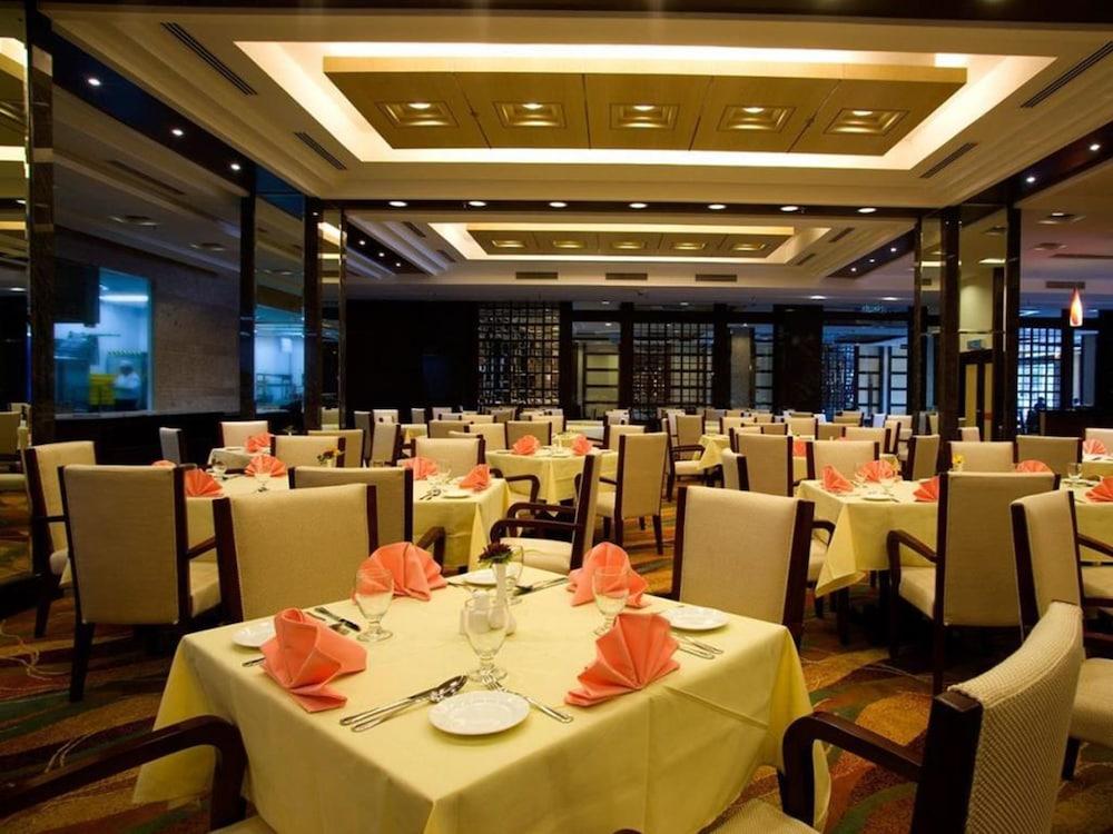 Imperial Palace Hotel Мири Экстерьер фото