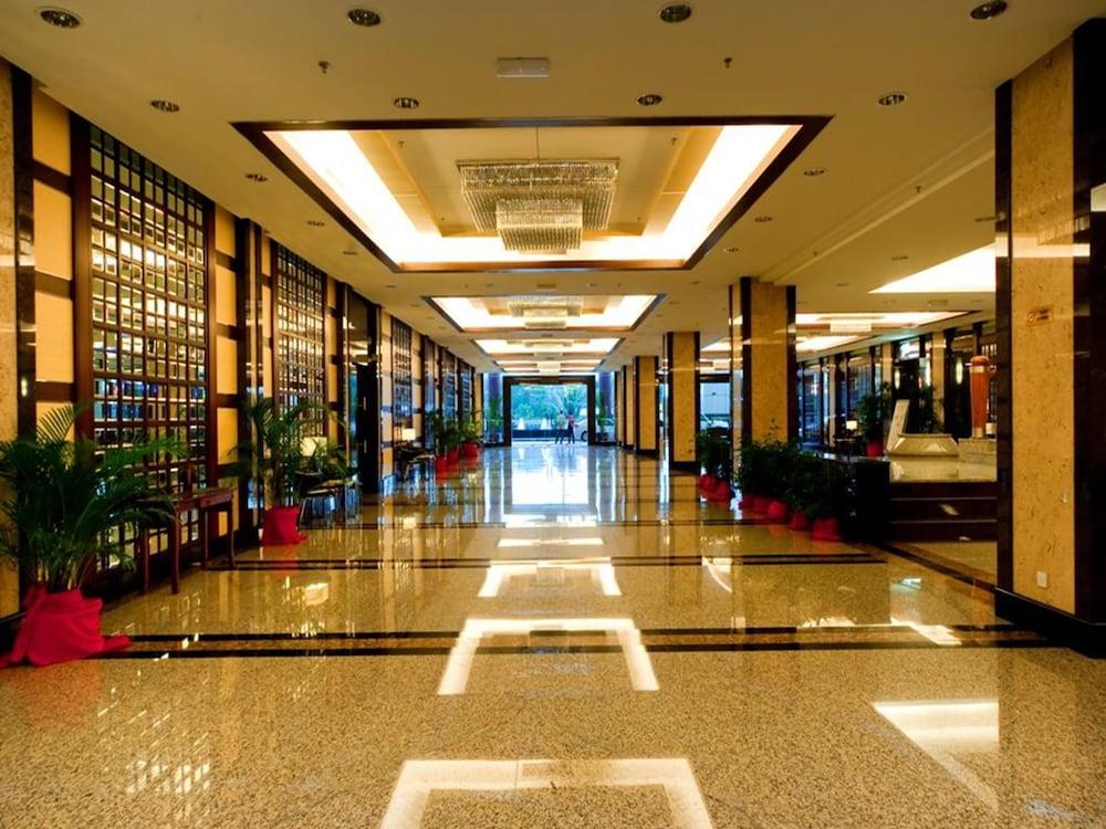 Imperial Palace Hotel Мири Экстерьер фото