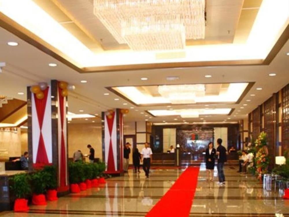 Imperial Palace Hotel Мири Экстерьер фото