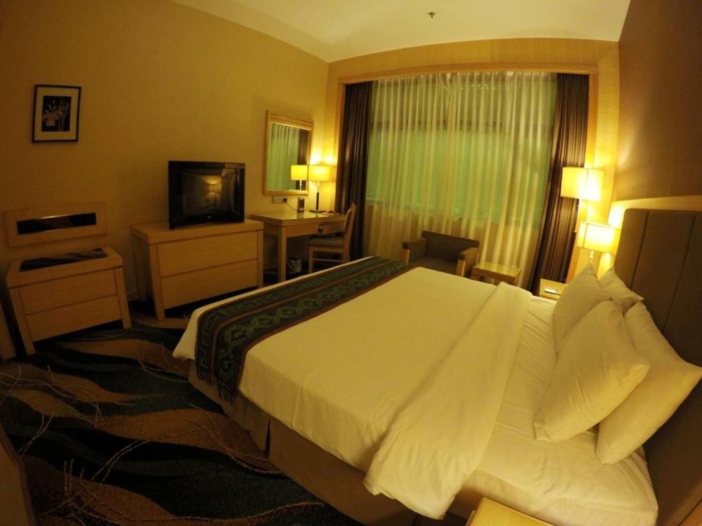Imperial Palace Hotel Мири Экстерьер фото