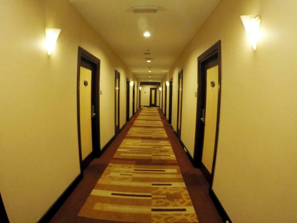 Imperial Palace Hotel Мири Экстерьер фото