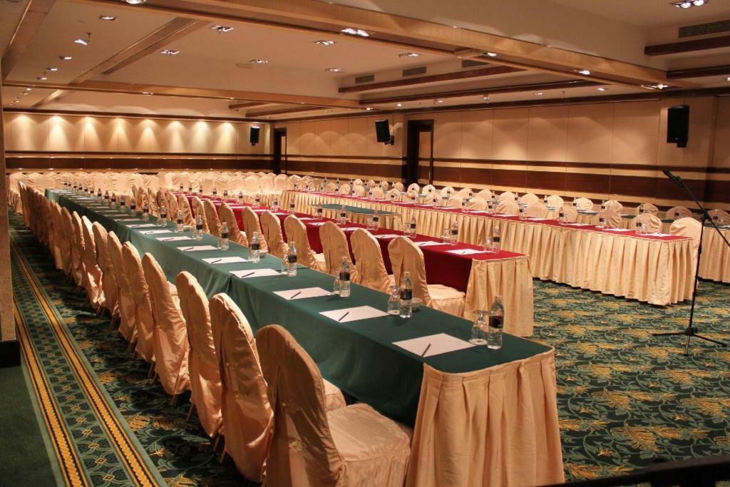 Imperial Palace Hotel Мири Экстерьер фото