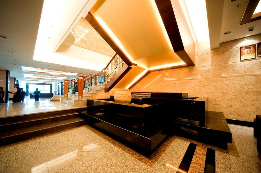 Imperial Palace Hotel Мири Экстерьер фото