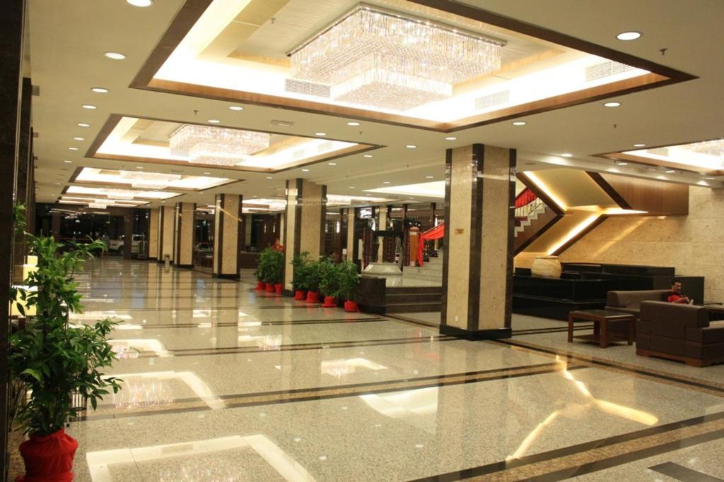 Imperial Palace Hotel Мири Экстерьер фото